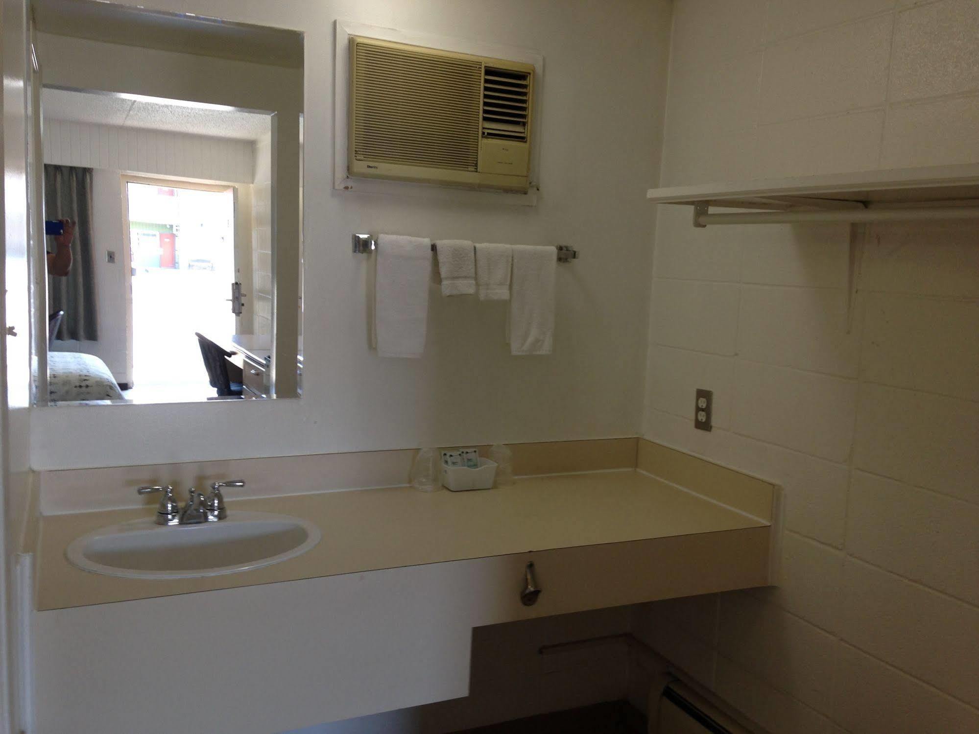 Silver Crest Lodge Grande Prairie Bagian luar foto